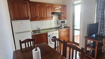 Refrigerador, microondas, parrilla de estufa y cafetera y tetera