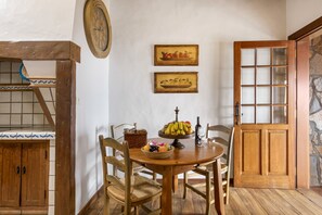 Dining - Apartment 'Aljibe 1' with Mountain View, Shared Pool and Wi-Fi (Las Tricias)