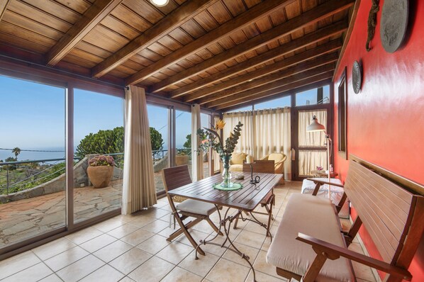 Dining - Apartment 'Aljibe 1' with Mountain View, Shared Pool and Wi-Fi (Las Tricias)