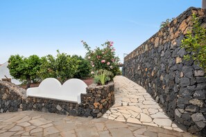 Property grounds - Apartment 'Aljibe 1' with Mountain View, Shared Pool and Wi-Fi (Las Tricias)