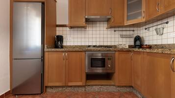 Fridge, microwave, oven, coffee/tea maker