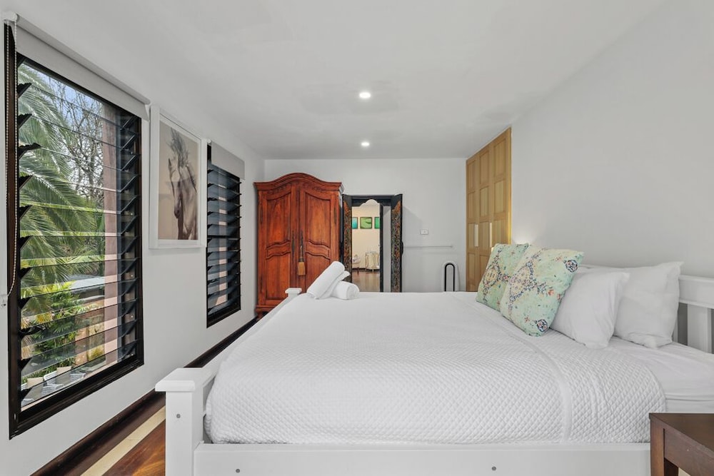 LUXE THIRROUL RESORT HOME, POOL, SPA, HOME THEATER ROOM SLEEPS 12