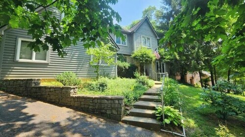 Charming1-bedroom apartment w/ AC, WiFi in upscale east-side neighborhood 