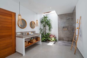 Perushuvila | Kylpyhuone | Suihku, hiustenkuivaaja, pyyhkeet, saippua