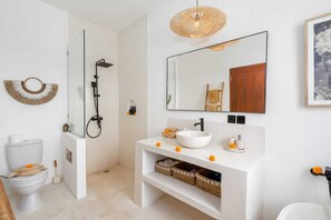 Basic Villa | Bathroom | Hair dryer, towels, soap, shampoo