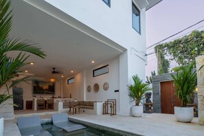 Basic Villa | Outdoor dining