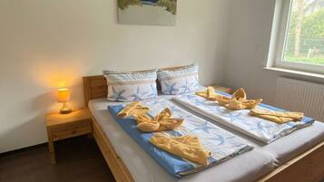 2 kamar tidur dan dilengkapi dengan perabotan berbeda-beda