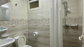 Standard-Einzelzimmer, Stadtblick | Badezimmer | Dusche, kostenlose Toilettenartikel, Haartrockner, Hausschuhe