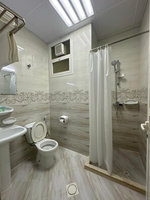 Standard-Einzelzimmer, Stadtblick | Badezimmer | Dusche, kostenlose Toilettenartikel, Haartrockner, Hausschuhe