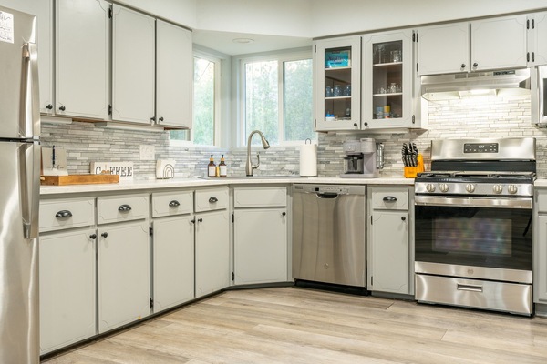 KĂŒhlschrank, Mikrowelle, Ofen, Herdplatte