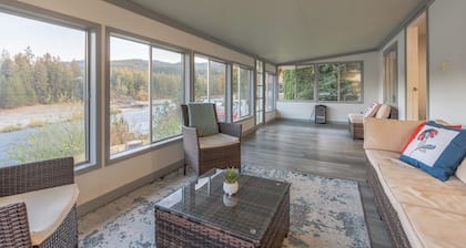 Updated 2-bedroom bungalow overlooking the river with fire pit in Post Falls