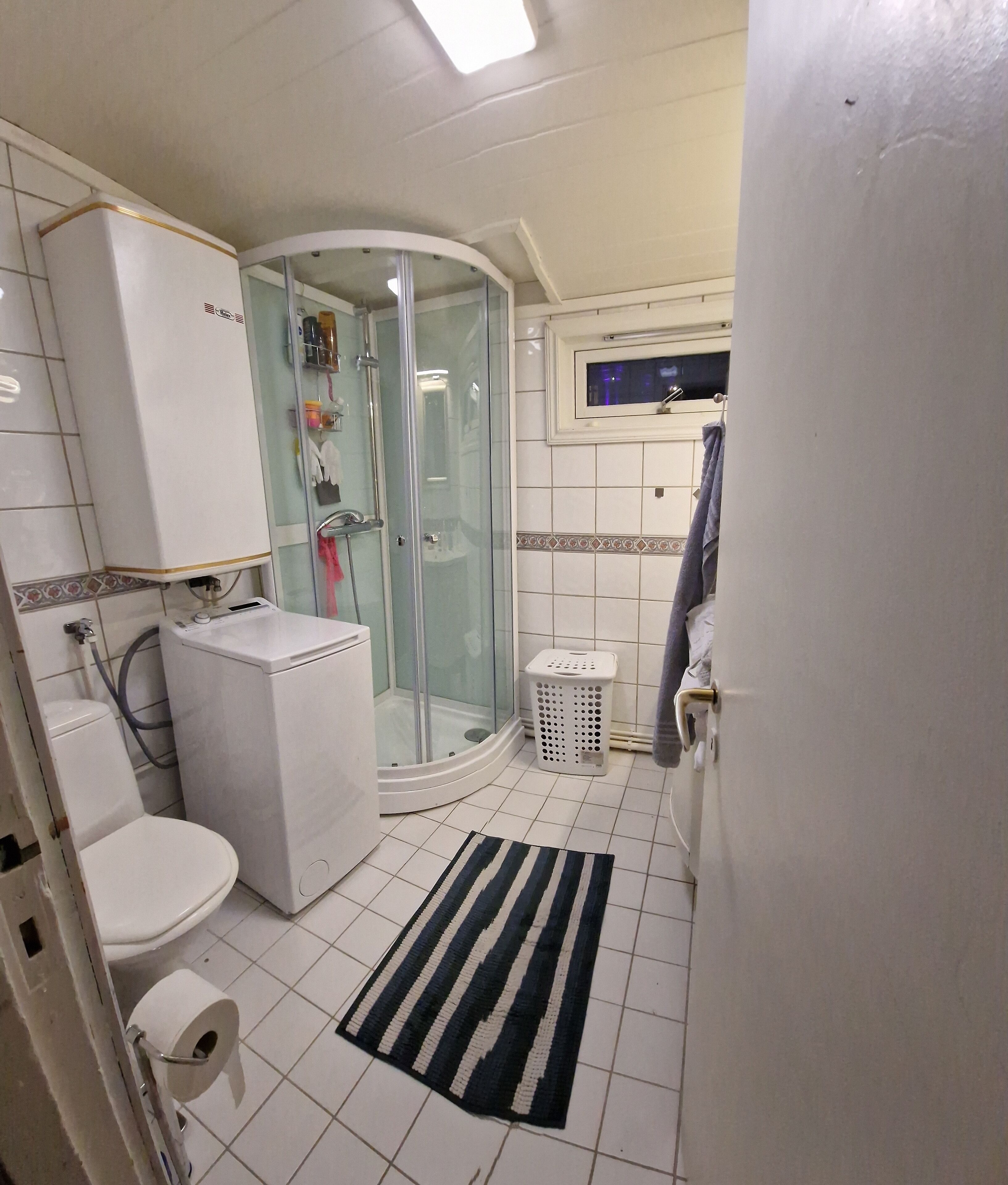 Douche, sèche-cheveux, serviettes fournies, papier toilette