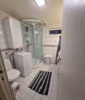 Douche, sèche-cheveux, serviettes fournies, papier toilette