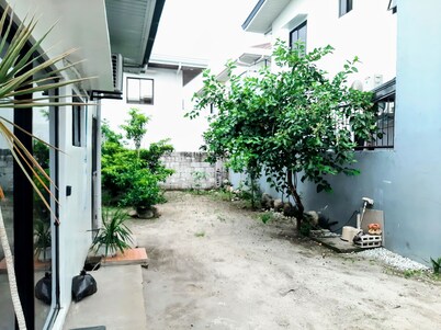 Charming bungalow with AC and WiFi in peaceful Angeles
