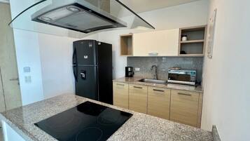 Lemari es, microwave, oven, dan peralatan masak/sendok-piring