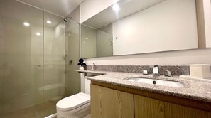 Apartment | Badezimmer | Dusche, Handtücher, Seife, Toilettenpapier