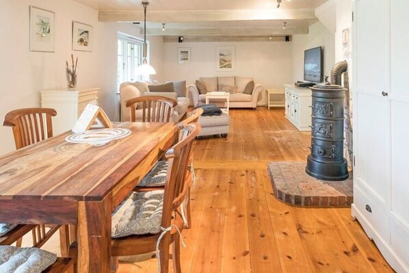 House | Private kitchen | High chair - Wellnessferienhaus in Dagebull auf Einer Warft (Dagebuell)