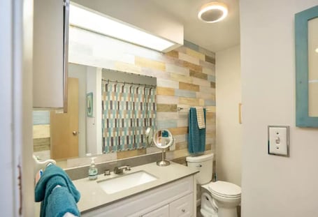 Shower, hair dryer, towels, soap. Spacious 4-bedroom house in State College