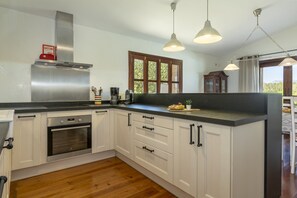 Kühlschrank, Mikrowelle, Ofen, Geschirrspüler