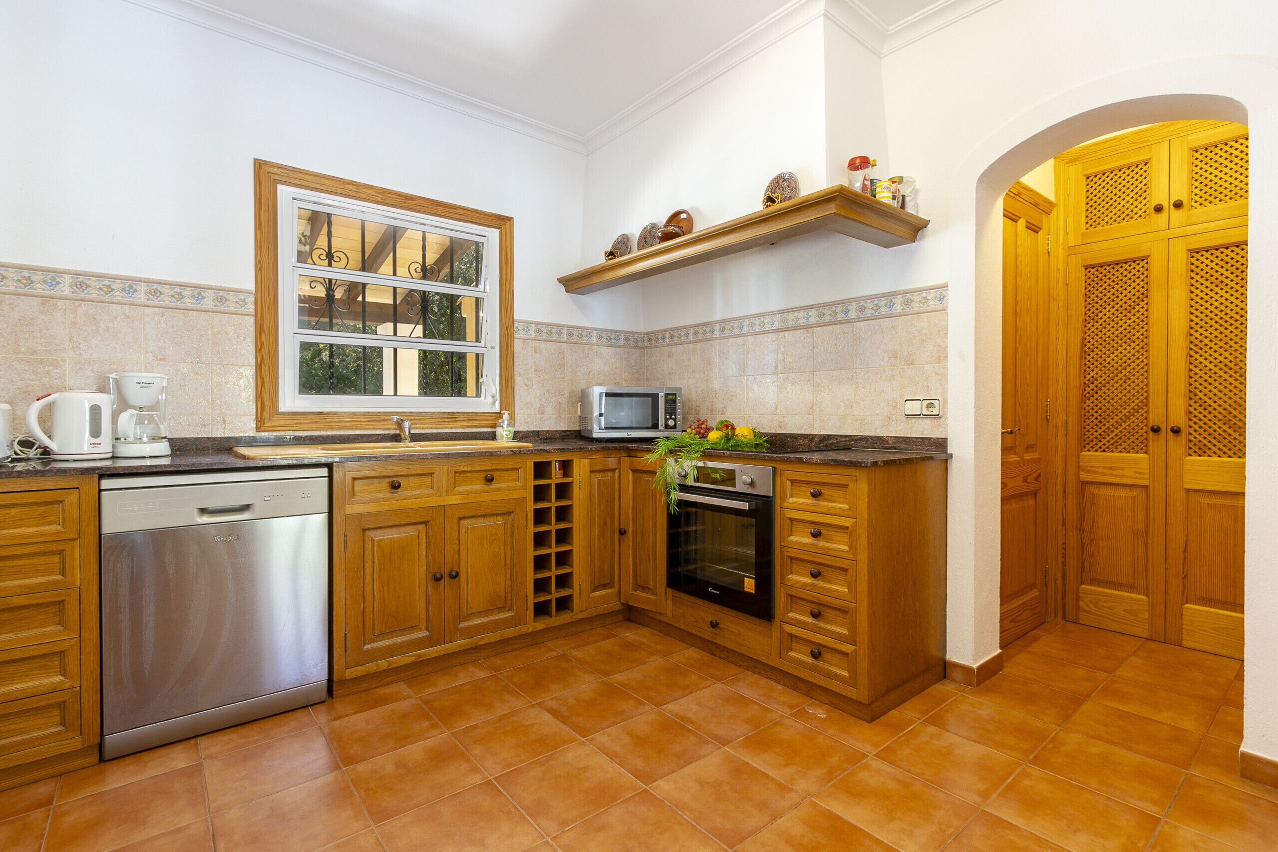 Kylskåp, mikrovågsugn, ugn och diskmaskin