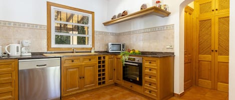 Kylskåp, mikrovågsugn, ugn och diskmaskin