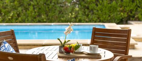 تناول الطعام بالخارج