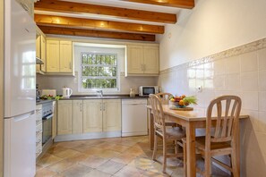 Jääkaappi, mikroaaltouuni, uuni, astianpesukone