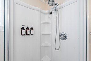 Shower, towels, soap, shampoo - Charming 4 Bedroom with spectacular views of Moses Lake! (Moses Lake)