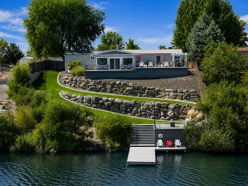 Charming 4 Bedroom with spectacular views of Moses Lake!