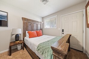 4 bedrooms, desk, travel cot, free WiFi