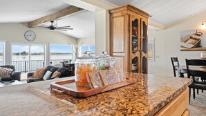 Una cocina con encimera de granito, un mueble de madera y vistas al exterior.