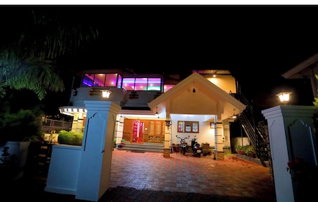 Vista frontal de la propiedad por la tarde o noche. Hillsidecreek Homestay