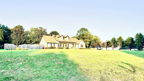 Spacious 4 bedroom 3 bath house only minutes to the Square and campus!