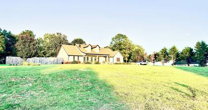 Spacious 4 bedroom 3 bath house only minutes to the Square and campus!