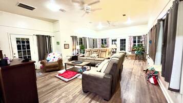 Smart TV, chimenea, videojuegos