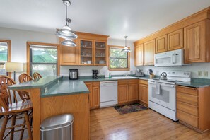 Frigorífic, microones, placa de cuina i rentaplats