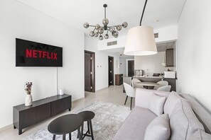 TV - Bright & Modern 1 BD  with Dubai Eye View (Dubai)