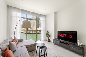 TV - Beautiful & Bright 2 BD With Panoramic Marina Views (Dubai)