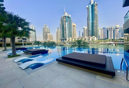 Beautiful & Bright 2 BD With Panoramic Marina Views