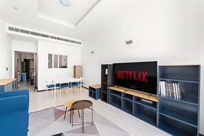 TV - Spacious 2 BD Apartment with Beach Access & Private Gym (Dubai)