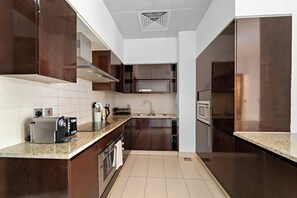 Fridge, microwave, oven, stovetop - Spacious 2 BD Apartment with Beach Access & Private Gym (Dubai)
