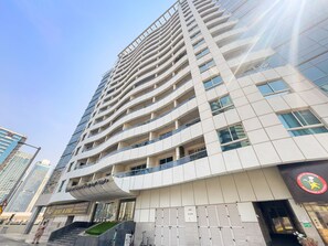 Exterior - Elegant 1 BD in Marina Near Metro (Dubai)