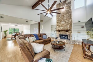 Smart TV, fireplace, books - Hill country Hidden Haven (San Antonio)