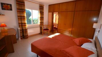 4 dormitorios, tabla de planchar con plancha, Internet