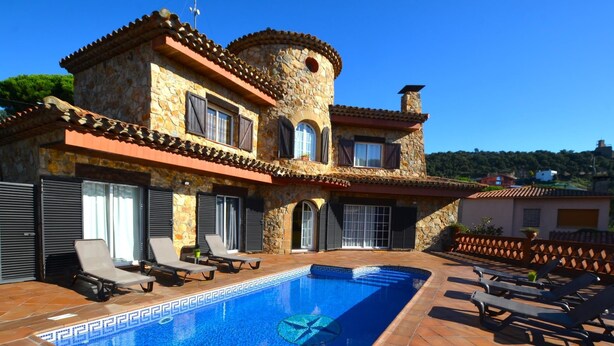 A stone villa with a swimming pool and outdoor seating. - Villa Petit Castell 10 people Costa Brava (PALAFOLLS)