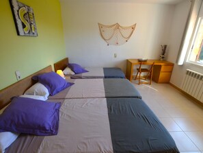 4 habitaciones, tabla de planchar con plancha y internet 