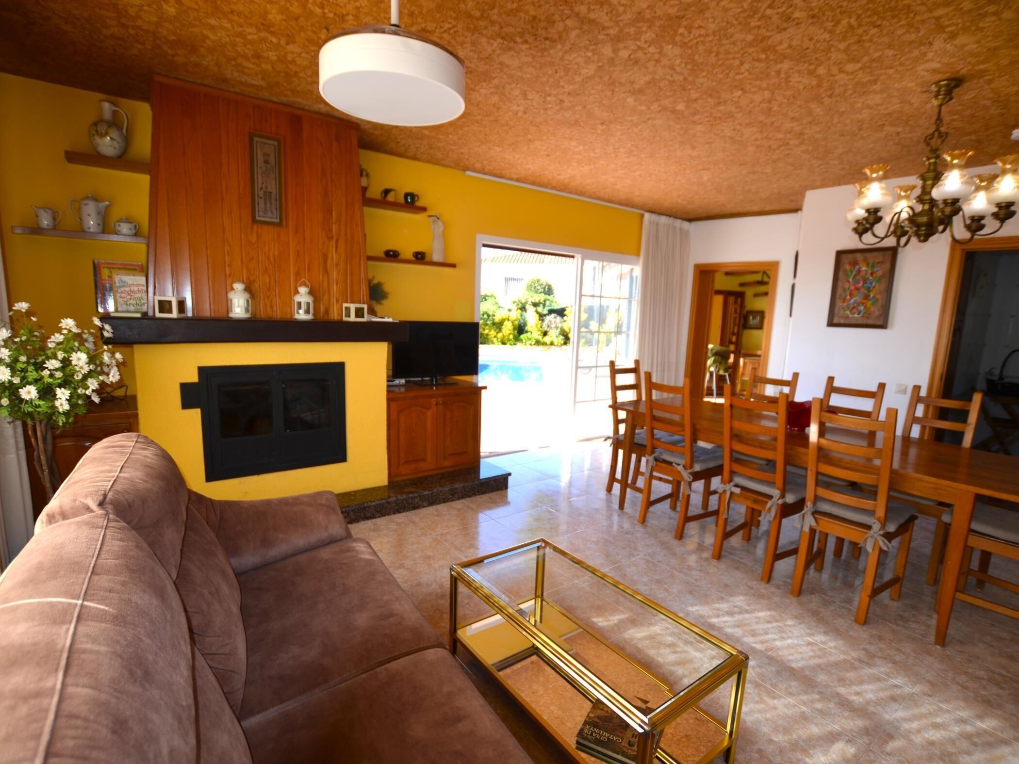 Una televisión, una chimenea