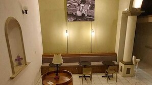 A lobby with a seating area, a large framed picture on the wall, and a staircase with a railing. - COMALITAS HOTEL Y CAFE (Comala)