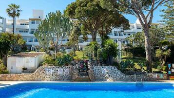 Lämmitetty uima-allas