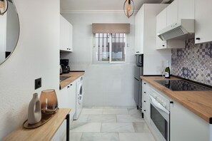 Kühlschrank, Mikrowelle, Ofen, Wasserkocher mit Kaffee-/Teezubehör